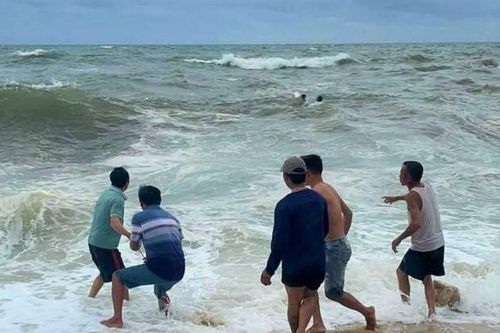 Cứu 3 ngư dân ôm can nhựa lênh đênh trên biển