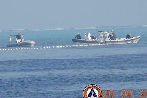 Philippines tuyên bố sẽ loại bỏ 'rào chắn nổi' Trung Quốc thả xuống Biển Đông