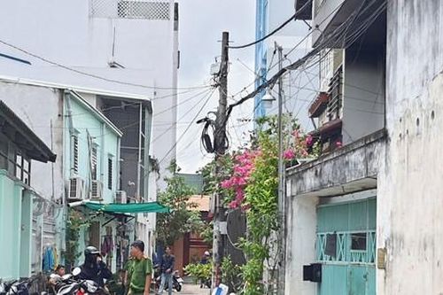 Nữ giúp việc dùng xăng tự thiêu, gia đình chủ nhà trèo sang nhà hàng xóm thoát nạn