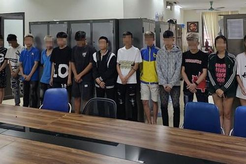 Tìm đối thủ không được, nhóm thanh niên 'trút giận' vào người đi đường