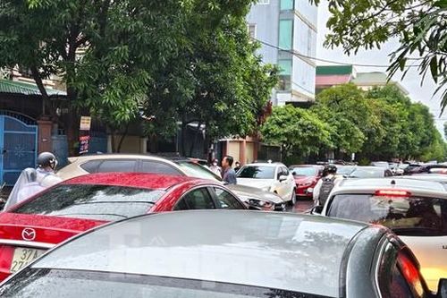 Sau mưa lớn, người dân Vinh 'đánh vật' với giao thông ùn tắc vào giờ tan tầm