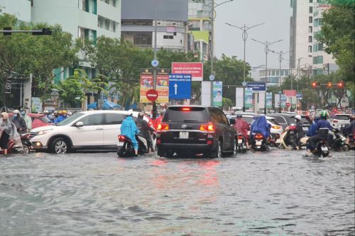 Mưa lớn, nhiều tuyến phố của Đà Nẵng thành sông