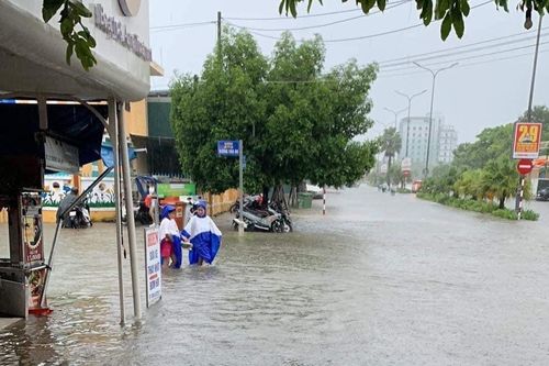 Mưa lớn khiến nhiều tuyến đường ở Huế bị ngập nặng