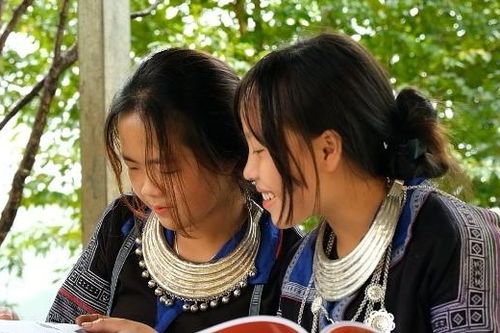 Nhóm bạn trẻ bán hoa gây quỹ, mang thư viện sách đến với học sinh vùng cao