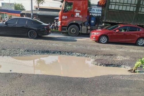 Đại lộ Nguyễn Văn Linh chi chít hố sâu như 'bẫy tử thần'