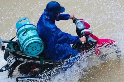 Áp thấp nhiệt đới khiến mưa trắng trời, Thừa Thiên-Huế cấm tàu thuyền ra khơi