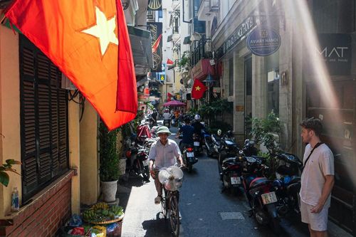 Con ngõ ẩm thực toàn quán ngon nổi tiếng Thủ đô, khách ra vào nườm nượp