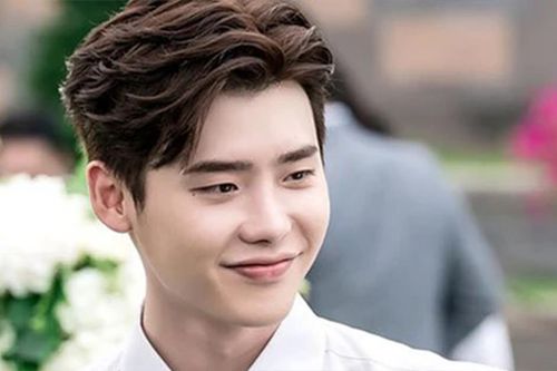 Lee Jong Suk lần đầu gặp người hâm mộ Việt Nam