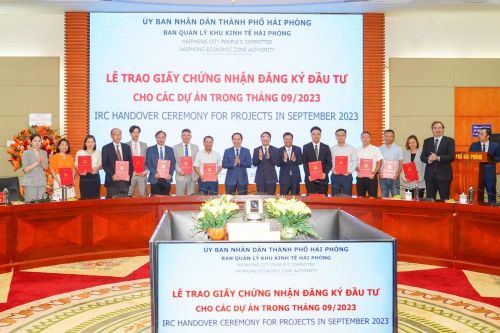 Hải Phòng trao giấy chứng nhận đăng ký đầu tư cho các dự án tổng vốn gần 1,4 tỷ USD