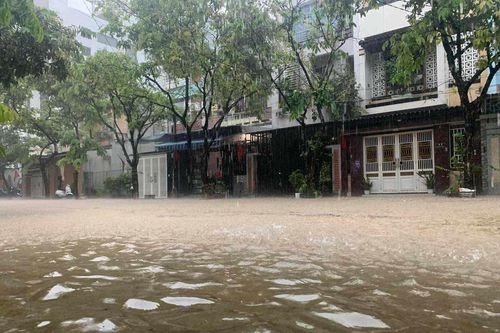 Đường phố Huế ngập nước sau mưa lớn kéo dài