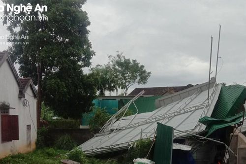 Mưa kèm giông lốc gây tốc mái nhà dân tại huyện Thanh Chương