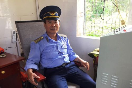 Nhân viên đường sắt dũng cảm cứu người ngã xuống sông Lục Nam