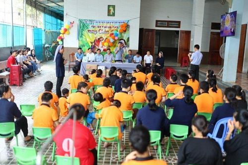 Trung thu đong đầy yêu thương đến với trẻ khuyết tật và vùng khó khăn