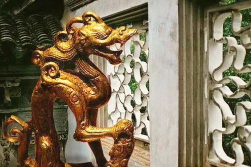Người nông dân đào được 'miếng sắt' hình rồng, mỗi đêm đều nghe thấy tiếng kêu rên kỳ lạ - Đây là thứ gì?