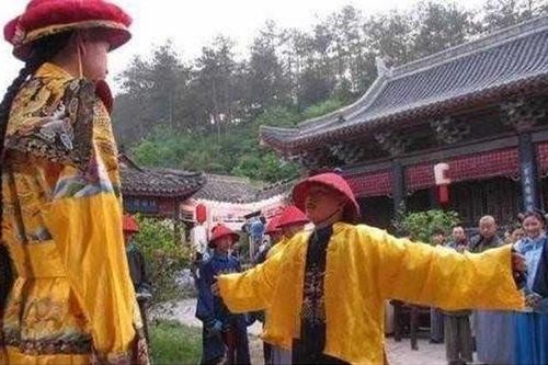 Hòa Thân sung sướng khoe Kỷ Hiểu Lam được vua ban cho 'áo miễn tội chết' - Chiếc áo như vậy có tồn tại?