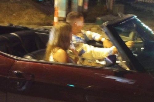 Nữ ca sĩ nổi tiếng bị bắt gặp trên xe nam cầu thủ, nghi vấn hẹn hò