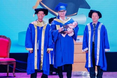 Nam sinh SN 2001 bế con nhỏ 3 tháng tuổi lên nhận bằng tốt nghiệp đại học