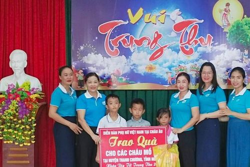Diễn đàn Phụ nữ Việt Nam tại châu Âu tặng quà 50 trẻ mồ côi nhân dịp Tết Trung thu