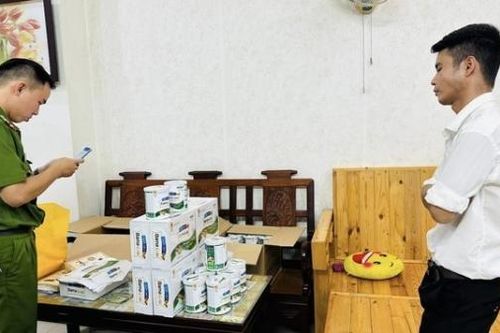 Ngăn kịp thời vụ 'chèo kéo' bán sữa không rõ nguồn gốc, bắt giữ 2,5 tấn thuốc lá nhập lậu