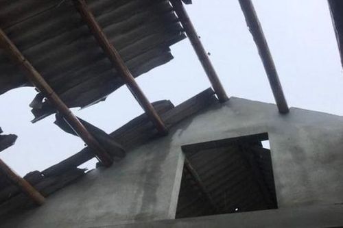 Quảng Trị: Hàng chục ngôi nhà tốc mái do giông lốc giật mạnh
