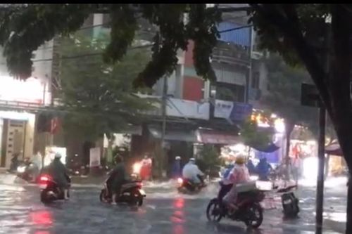 Mưa lớn trên diện rộng, gây ngập nặng đường phố một số tỉnh miền Trung