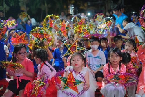 'Ánh trăng xứ lụa' đem niềm vui Trung thu về với trẻ em vùng biên giới TX. Tân Châu