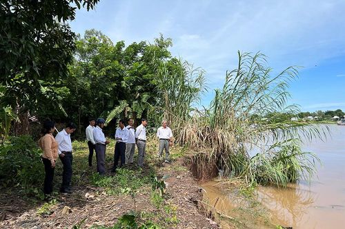 Kiểm tra khu vực sạt lở ở xã Phú Hữu