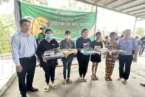 Thêm gần 300 bà con dân tộc thiểu số Khmer và học sinh Tri Tôn được hỗ trợ quà