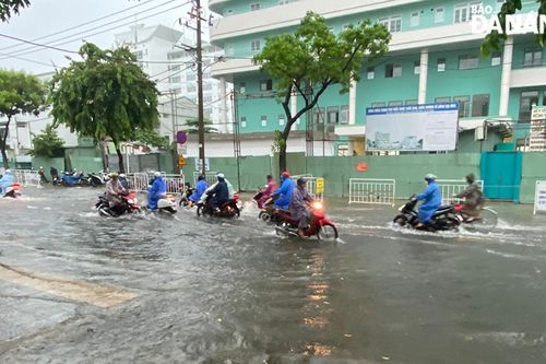 Mưa lớn, nhiều tuyến đường bị ngập