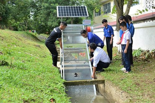 Thầy trò Sam Mứn chế tạo máy vớt rác tự động cho mương nước