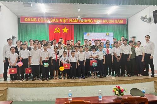 Trao 20 phần quà cho học sinh khó khăn phường Cam Nghĩa
