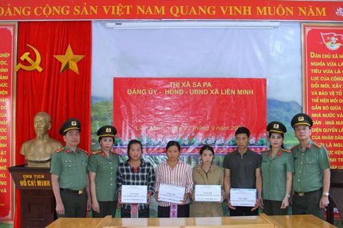 Đoàn công tác Công an tỉnh Lào Cai thăm gia đình các nạn nhân tử vong trong trận lũ quét tại xã Liên Minh