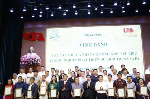 Vinh danh, trao thưởng các tổ chức, cá nhân tiêu biểu cho sự phát triển du lịch thị xã Sa Pa
