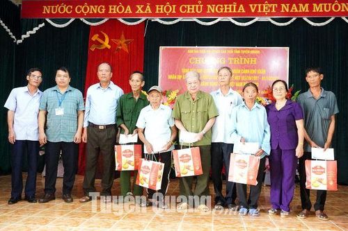 Hội Người cao tuổi tỉnh tặng quà hội viên khó khăn