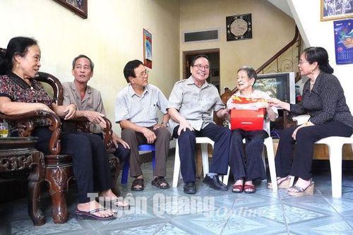 CLB Tân Trào và Ban đại diện Hội Người cao tuổi tỉnh thăm, tặng quà hội viên cao tuổi