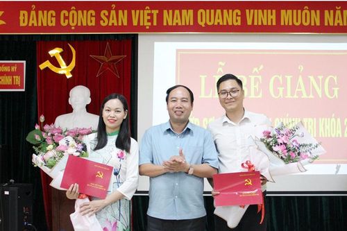Đồng Hỷ: 37 học viên tốt nghiệp lớp sơ cấp lý luận chính trị