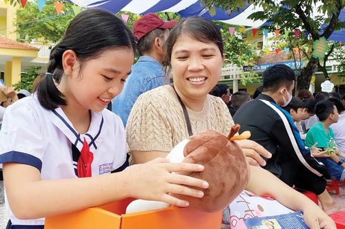 San sẻ yêu thương, vui bước đến trường