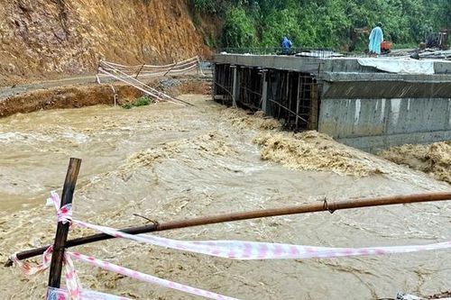 Cống tạm bị cuốn trôi, hàng trăm học sinh phải ở lại trường