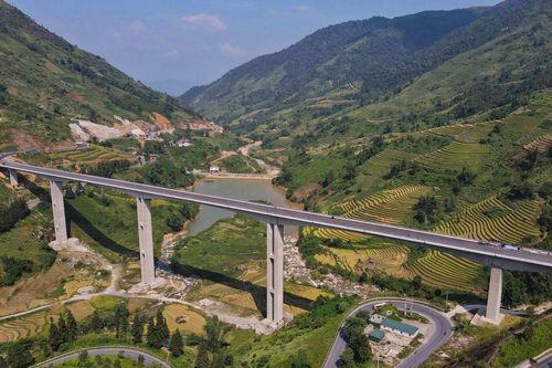 Thông xe cầu cạn cao nhất Việt Nam đi Sa Pa