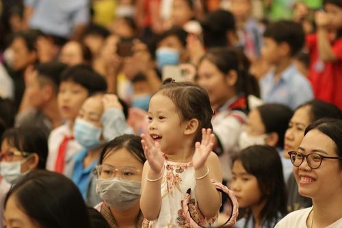 Những gương mặt hồn nhiên trong Đêm hội Trăng rằm tại Việt Nam Quốc Tự