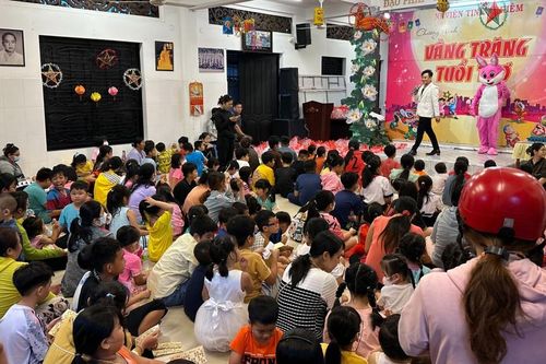 Chùa Tịnh Nghiêm, Bửu Thọ và Hiếu Đức tổ chức Tết Trung thu cho thiếu nhi, tặng quà hộ nghèo