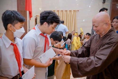 Gần 2.000 em nhỏ đến Việt Nam Quốc Tự tham dự Đêm hội Trăng rằm