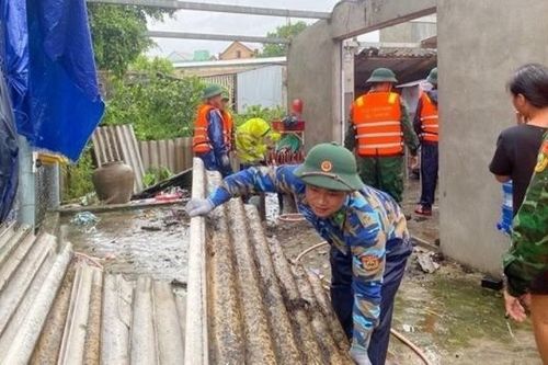 Thừa Thiên - Huế: Mưa lớn, lốc xoáy làm nhiều nhà dân bị tốc mái, hư hỏng