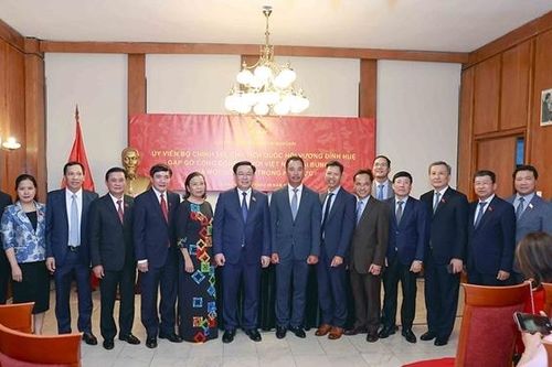 Chủ tịch Quốc hội Vương Đình Huệ gặp mặt cộng đồng người Việt Nam tại một số nước châu Âu