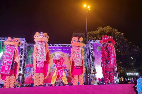 Trẻ em phường Cửa Đông đón Tết Trung thu sớm