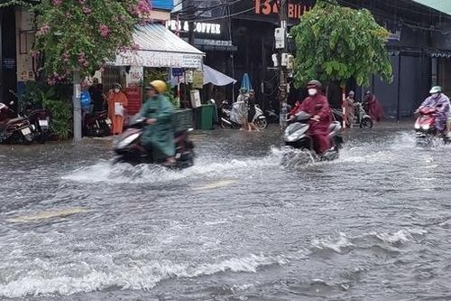 Nhiều tuyến đường ở Đà Nẵng và Thừa Thiên Huế ngập sâu sau trận mưa lớn