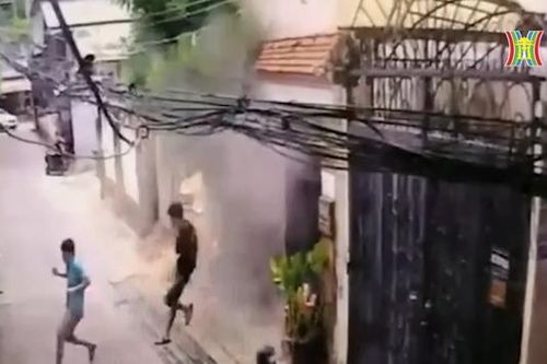 Thót tim giây phút hai công nhân chạy thoát trong vụ sập nhà