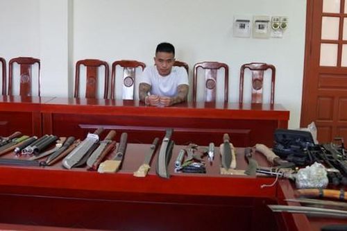 Bắt chủ tiệm cầm đồ tàng trữ hung khí, cho vay lãi nặng, đòi nợ bằng bạo lực