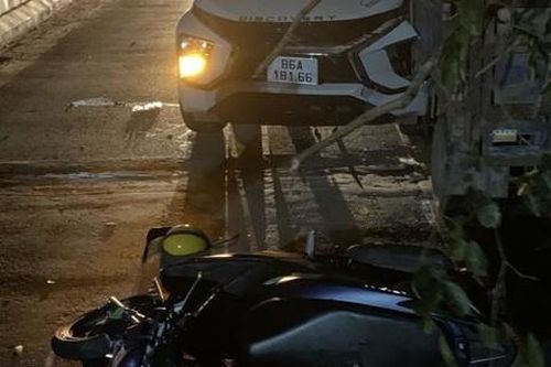 Tai nạn giữa hai ô tô và một xe máy, 3 người trong gia đình gặp nạn