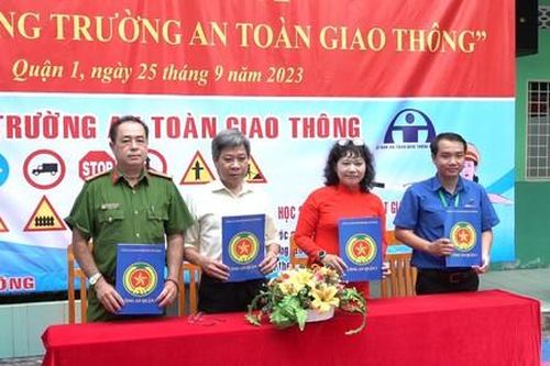 Công an Quận 1 ký kết thực hiện 'Cổng trường an toàn giao thông' với các trường học